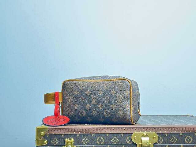 M11623化妆包 变码芯片 Locker Dopp Kit 盥洗袋取材 Monogram 帆布，融汇当代潮流和典雅格调。紧凑构型内含充裕空间，轻松收纳日常所需