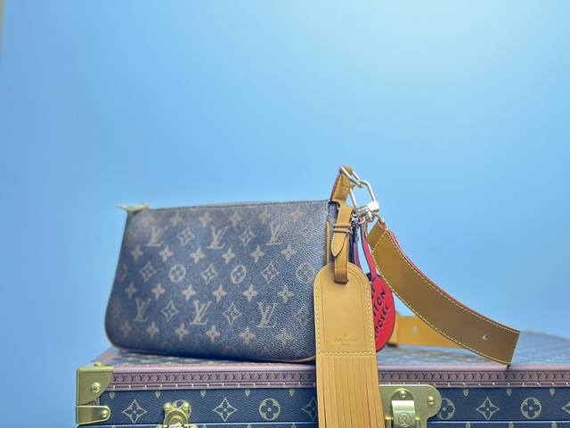 M11623 变码芯片 头层配皮本款 Pochette Accessoire Xl 手袋以 Monogram Dust 帆布呈现历经时间洗礼的 Monogram