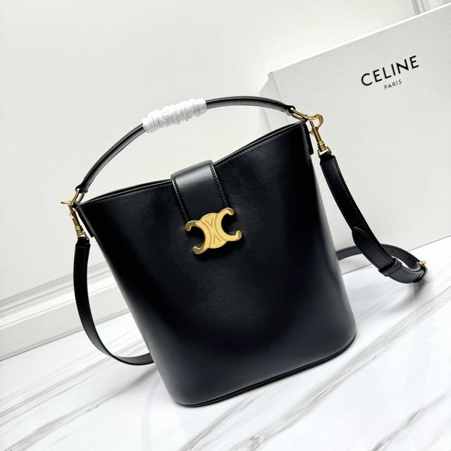 Celine Louise中号光滑牛皮革手袋24S新款louise水桶包之前种草16水桶包的宝子们看过来今年这款louise的锁扣加入了凯旋门元素 增强了这款水