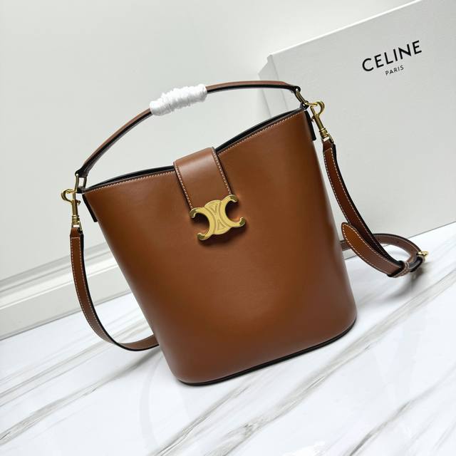 Celine Louise中号光滑牛皮革手袋24S新款louise水桶包之前种草16水桶包的宝子们看过来今年这款louise的锁扣加入了凯旋门元素 增强了这款水