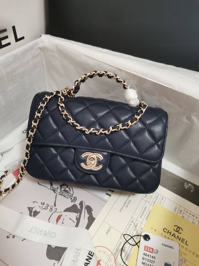 Chanel23A钻石手柄cfmini提前上新拿到as4140小号 每年最隆重的一季手工坊本来6月上新没想到5月就悄悄上啦 这季最看好的一款又是抢不到的节奏 有