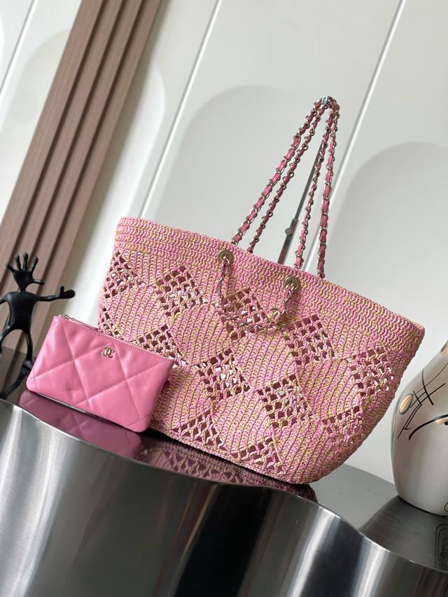 Chanel Coco Beach Bag镂空设计&拉菲草编织尺寸：34.5*51*14.5Cm型号：4576