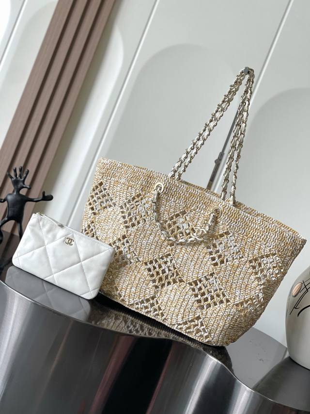 Chanel Coco Beach Bag镂空设计&拉菲草编织尺寸：34.5*51*14.5Cm型号：4576