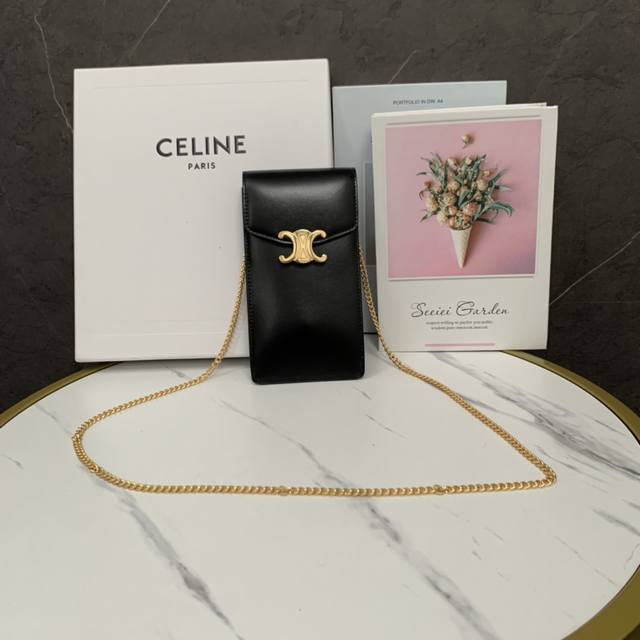 正品级 Celine 2022早春新品-凯旋门手机包、以往的手机包不同的是，以往的手机包几乎是没有五金的，这款在经典老花上用一个大大的五金凯旋门logo 点缀，