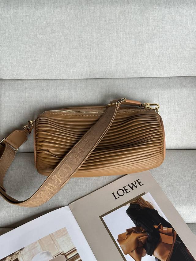 原厂皮 Loewe2024秋冬大号褶裥纳帕皮革手链小包型號975229-14.5-18Cm多功能管状小包，采用褶皱纳帕羊皮革制成。此版本版本同色系提花肩带，两端