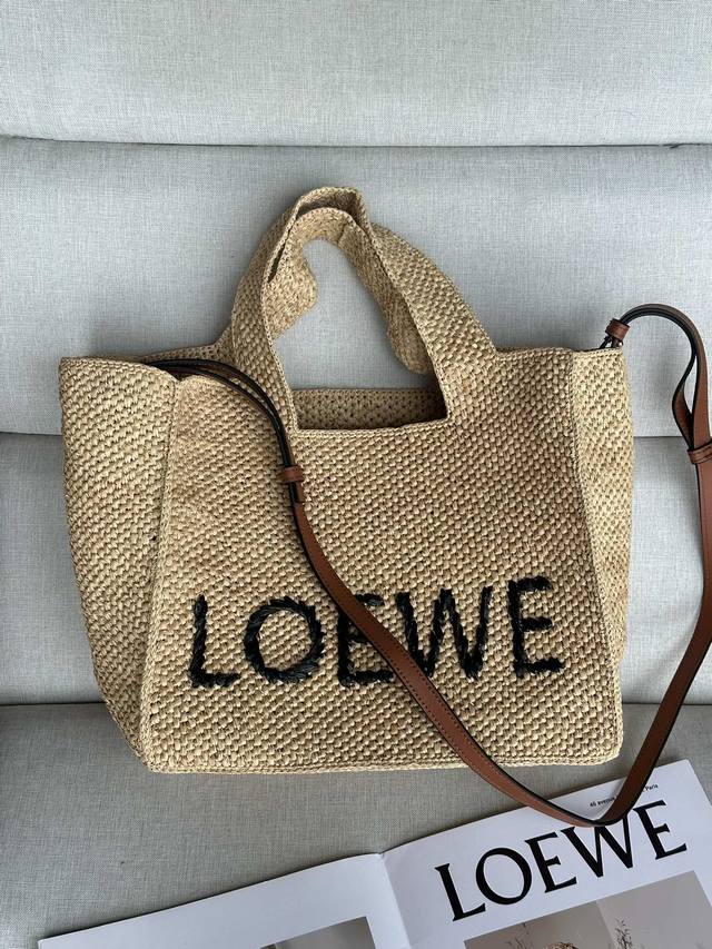 原厂皮 新品 中号酒椰纤维 Loewe Font Tote 手袋30-20-15Cmloewe Font Tote 是一款长方体手袋，饰有对比色 Loewe 标