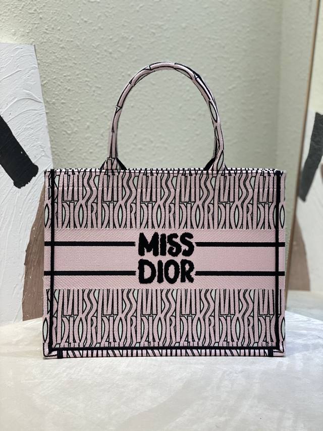 正品级 ，高版本中号 Book Tote 手袋白色和粉红色miss Dior Allover 图案刺绣这款 Book Tote 手袋由 Dior 女装创意总监玛