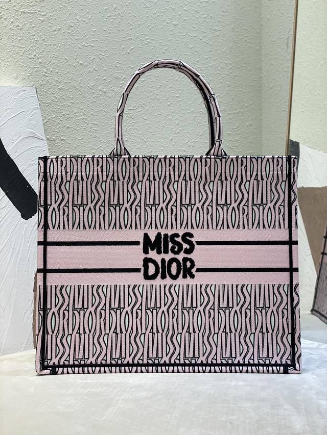 正品级 ，高版本大号book Tote 手袋白色和粉红色miss Dior Allover 图案刺绣这款 Book Tote 手袋由 Dior 女装创意总监玛丽