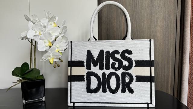 正品级 ，高版本新款印章系列这款 Book Tote 手袋由 Dior 女装创意总监玛丽亚 嘉茜娅 蔻丽 Maria Grazia Chiuri 设计，是体现