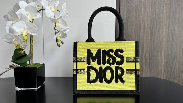 正品级 ，高版本新款拼色印章系列这款 Book Tote 手袋由 Dior 女装创意总监玛丽亚 嘉茜娅 蔻丽 Maria Grazia Chiuri 设计，是体