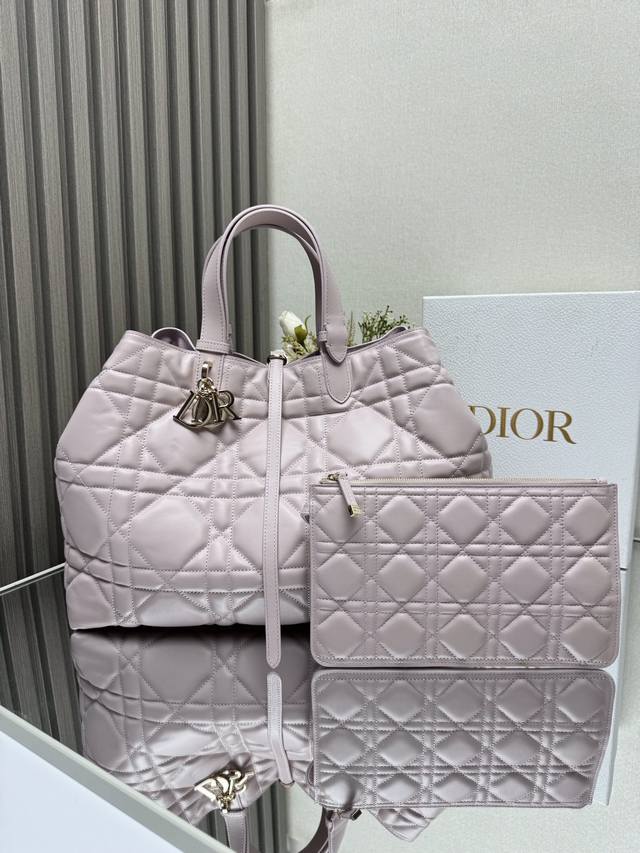 正品级 ，高版本dior Toujours手袋〔粉色大号〕这款 Dior Toujours 手袋于二零二三春夏系列发布秀精彩亮相，休闲实用的设计别具一格。采用黑