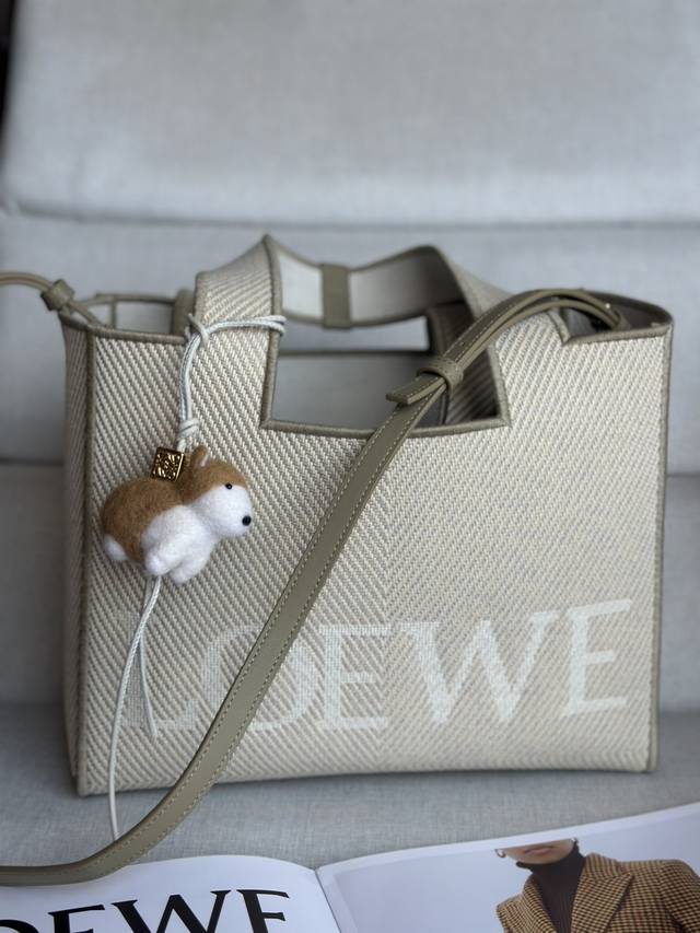 原厂皮 新品提花帆布 Loewe Font Tote 手袋型号0018Loewe Font Tote 是一款长方体手袋，饰有对比色 Loewe 标志。中号版本以