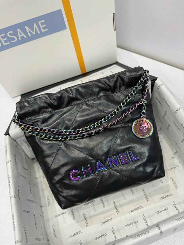 原单升级版 型号3980Chanel 23春夏新款 Mini 22Bag跟大尺寸一样的亮面小牛皮搭配复古金五金，菱格纹等比缩小的22Bag比大尺寸来得更加精致链