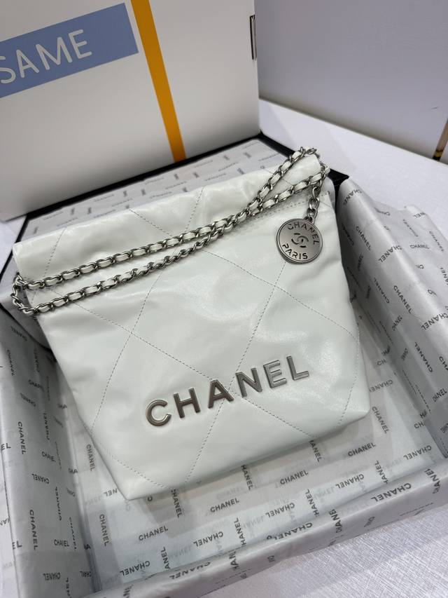 原单升级版 型号3980Chanel 23春夏新款 Mini 22Bag跟大尺寸一样的亮面小牛皮搭配复古金五金，菱格纹等比缩小的22Bag比大尺寸来得更加精致链