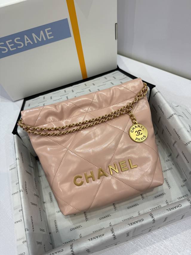 原单升级版 型号3980Chanel 23春夏新款 Mini 22Bag跟大尺寸一样的亮面小牛皮搭配复古金五金，菱格纹等比缩小的22Bag比大尺寸来得更加精致链