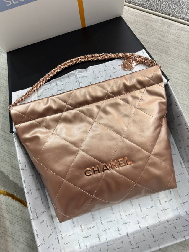 独家实拍原单升级版 型号3260Chanel 23春夏新款 Mini 22Bag现货尺寸 小号;37X35X7Cm，中号;39X42X8Cm