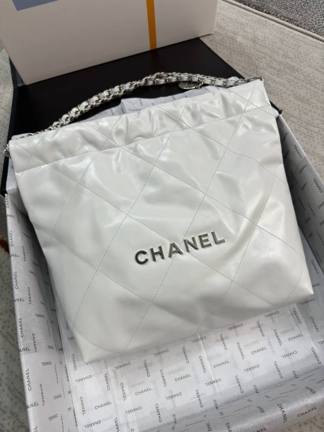 独家实拍原单升级版 型号3260Chanel 23春夏新款 Mini 22Bag现货尺寸 小号;37X35X7Cm，中号;39X42X8Cm