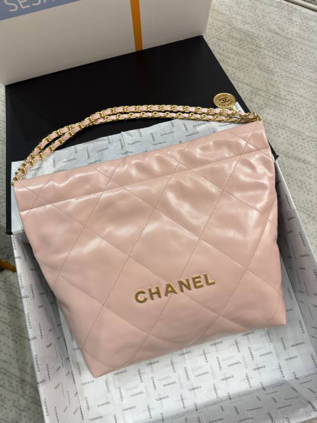 独家实拍原单升级版 型号3260Chanel 23春夏新款 Mini 22Bag现货尺寸 小号;37X35X7Cm，中号;39X42X8Cm