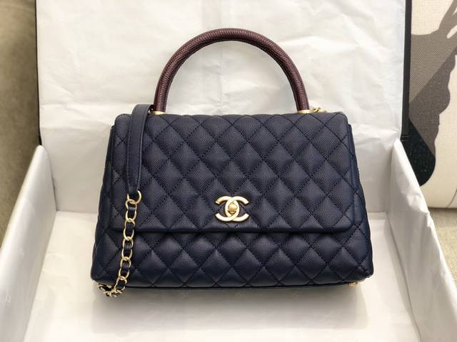 升级版 中号 Chanel 7148 蓝红出货 真蜥蜴手把 原版细颗粒小牛皮 复古俗金原装五金 纯手工编织手把，手拎款最新多用背包 巴黎时尚休闲风 Size:2