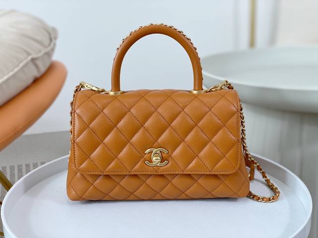 Chanel 23P新款 7147Size:24.8.14 Chanel 23P 新款cocohandle 跟以前的不同就是手柄上有链条 一下就精致住了 鱼子酱