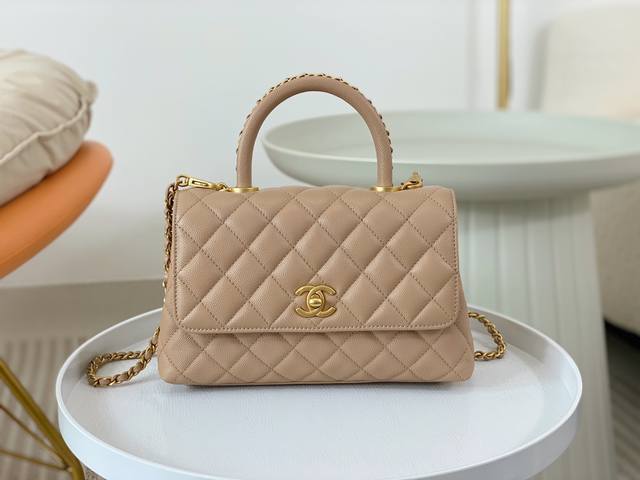 Chanel 23P新款 7147Size:24.8.14Chanel 23P 新款cocohandle 跟以前的不同就是手柄上有链条 一下就精致住了 鱼子酱牛