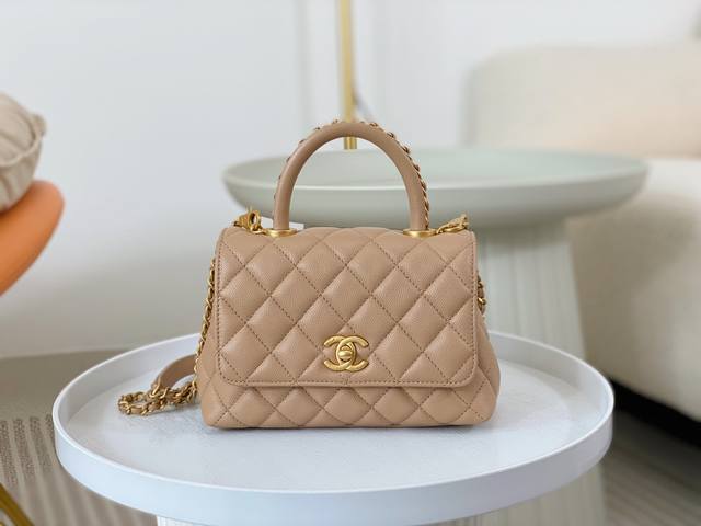 Chanel 23P新款迷你 2215Size:19*9*13 Chanel 23P 新款cocohandle 跟以前的不同就是手柄上有链条 一下就精致住了 鱼