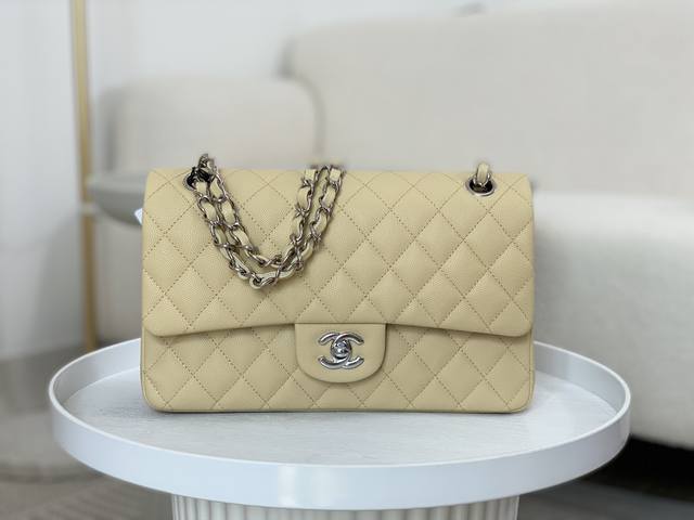 Chanel 1112升级版无车边classic Cf 25Cm最好卖的尺寸25Cm 经典简约大气 优雅永不过时 小牛皮鱼子酱外观搭配同色系小羊皮内里 金 银两