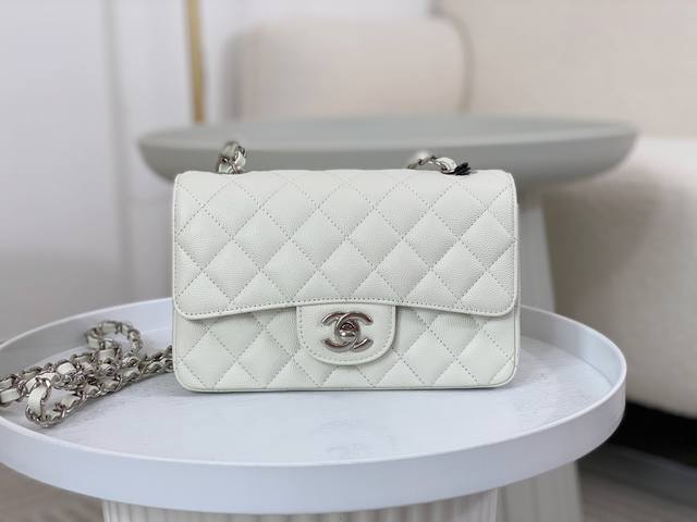 Chanel 1116 细颗粒鱼子酱classic New Mini 20Cm经典简约大气 优雅永不过时 小牛皮细颗粒鱼子酱外观搭配同色系小羊皮内里 金 银两种