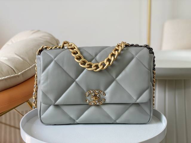 Chanel As1161 中号 灰色出货19秋冬大菱格豆腐包进口羊皮单口包 3色金属混搭肩带 粗链条彰显休闲风格 这种非定型包不同配搭衣服不同背法都很随性 皮