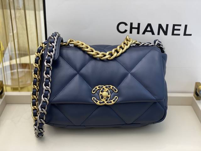 Chanel As1160 小号 现货秋冬大菱格豆腐包最最火爆的19口盖包乔欣同款同色哦宝宝们久违的心动啊 整拿复古设计让人爱不择手细腻的羊皮手感超级舒服超级复