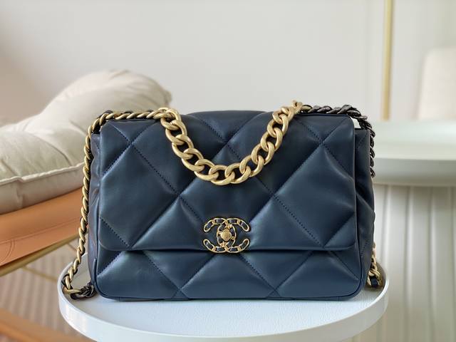 Chanel As1161 中号 现货秋冬大菱格豆腐包最最火爆的19口盖包乔欣同款同色哦宝宝们久违的心动啊 整拿复古设计让人爱不择手细腻的羊皮手感超级舒服超级复