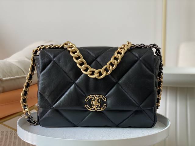 Chanel As1161 中号 现货中19秋冬大菱格豆腐包进口羊皮单口包 3色金属混搭肩带 粗链条彰显休闲风格 这种非定型包不同配搭衣服不同背法都很随性 皮穿