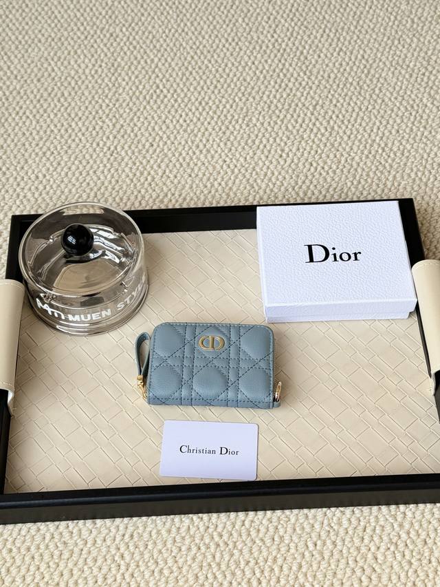 Dior New Caro拉链卡包 我爱了本来想买个钱包的不料被这个卡包戳中了大小正合适卡位也足够了悉尼封城的时候去不了店里sa会帮你发照片并且发付款链接我上午