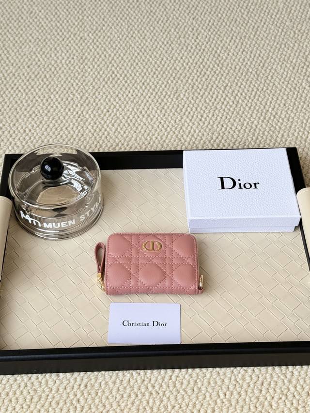 Dior New Caro拉链卡包 我爱了本来想买个钱包的不料被这个卡包戳中了大小正合适卡位也足够了悉尼封城的时候去不了店里sa会帮你发照片并且发付款链接我上午