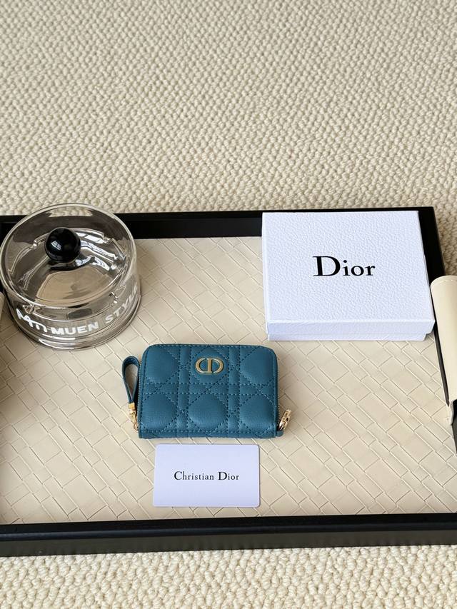 Dior New Caro拉链卡包 我爱了本来想买个钱包的不料被这个卡包戳中了大小正合适卡位也足够了悉尼封城的时候去不了店里sa会帮你发照片并且发付款链接我上午