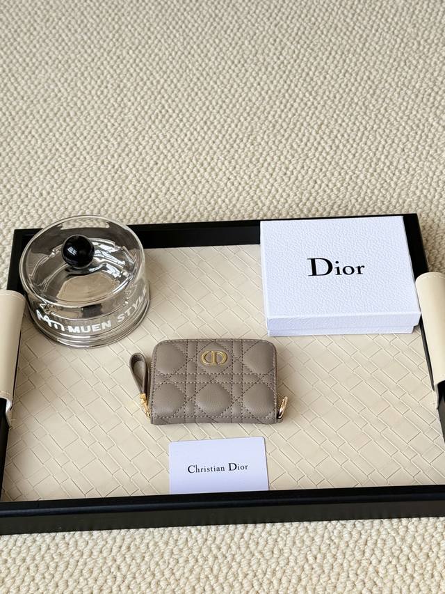 Dior New Caro拉链卡包 我爱了本来想买个钱包的不料被这个卡包戳中了大小正合适卡位也足够了悉尼封城的时候去不了店里sa会帮你发照片并且发付款链接我上午