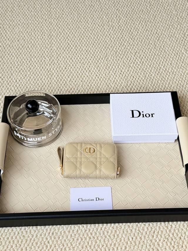 Dior New Caro拉链卡包 我爱了本来想买个钱包的不料被这个卡包戳中了大小正合适卡位也足够了悉尼封城的时候去不了店里sa会帮你发照片并且发付款链接我上午