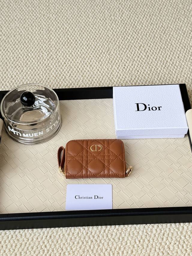 Dior New Caro拉链卡包 我爱了本来想买个钱包的不料被这个卡包戳中了大小正合适卡位也足够了悉尼封城的时候去不了店里sa会帮你发照片并且发付款链接我上午