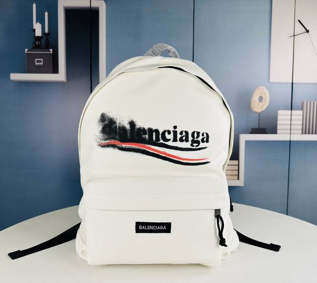 Balenciaga 24Ss新款模糊可乐白色双肩包 Bale Logo设计让人过目不忘 辨识度极高logo采用高密丝线刺绣 台产古治尼龙面料质感光泽高级 绝非