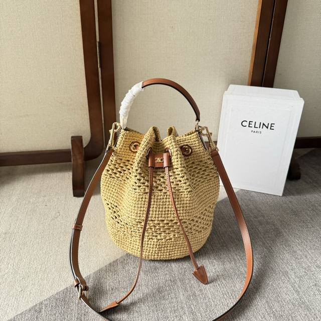 顶级原单 Celine Clara植物材料和牛皮革经典提篮包黄褐色植物材料，牛皮革包边无衬里金色饰面手提、肩背和斜挎抽绳皮革系带1个皮革提手长4英寸 9厘米 1