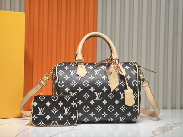 小包对版超纤内里m24425 M24424本款 Speedy P9 Bandoulière 25 Monogram Leather 手袋选用柔软牛皮革，以 Mo