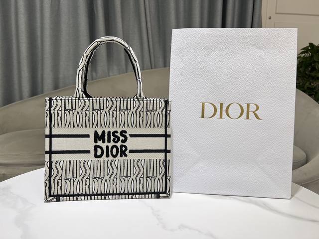 小号 白色 这款 Book Tote 手袋由 Dior 女装创意总监玛丽亚 嘉茜娅 蔻丽 Maria Grazia Chiuri 设计，是体现 Dior 美学的