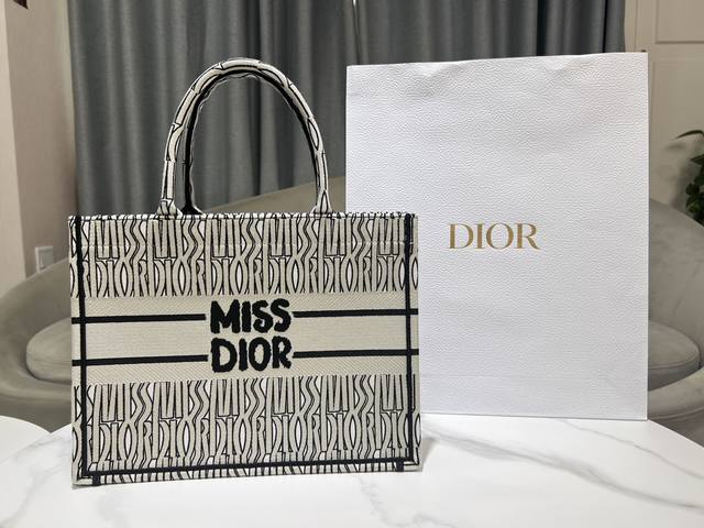 中号 白色 这款 Book Tote 手袋由 Dior 女装创意总监玛丽亚 嘉茜娅 蔻丽 Maria Grazia Chiuri 设计，是体现 Dior 美学的