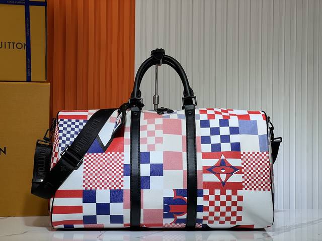 M11674 M41416 本款 Keepall Bandoulière 50 旅行袋出自美洲杯帆船赛系列，借 Damier Flags 帆布汇聚比例和色调不一