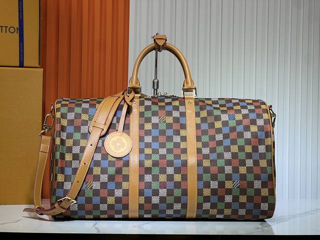 M11674 M41416 本款 Keepall Bandoulière 50 旅行袋出自美洲杯帆船赛系列，借 Damier Flags 帆布汇聚比例和色调不一