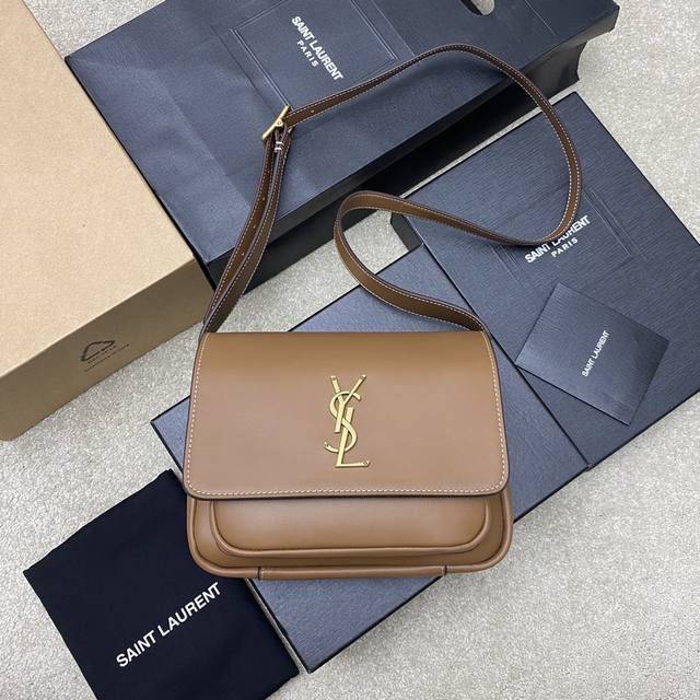 顶级原单 原厂皮 精品专供平纹棕 金新款saint Laurent 经典niki 手袋推出全新独特besace 马鞍包型，采用焦糖棕色植鞣牛皮打造包身，饰以柔软