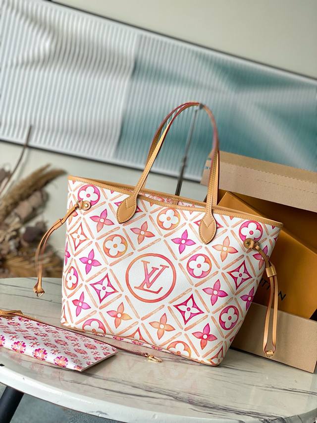 顶级原单 M25317 粉色 Neverfull 中号手袋选用 Monogram Tiles 帆布塑造托特包构型，再以皮革饰边勾勒顶部与手柄轮廓。中央 Lv C