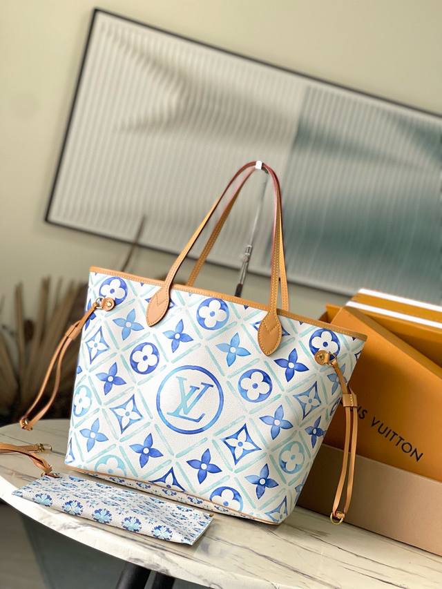 顶级原单 M11263蓝色 Neverfull 中号手袋选用 Monogram Tiles 帆布塑造托特包构型，再以皮革饰边勾勒顶部与手柄轮廓。中央 Lv Ci