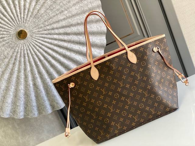 大号钢钉 顶级原单m40991Neverfull 大号手袋neverfull 全新演绎经典手袋，探索袋内精致细节。重新设计的内袋采用了清新的织物内衬和灵感源自路