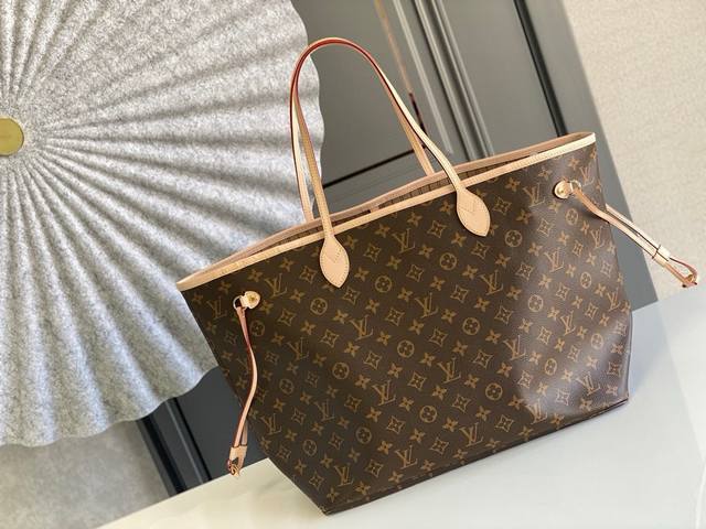 大号钢钉 顶级原单m40 Neverfull 大号手袋neverfull 全新演绎经典手袋，探索袋内精致细节。重新设计的内袋采用了清新的织物内衬和灵感源自路易威